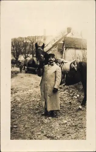 Foto Ak Französischer Soldat in Uniform mit Pferd