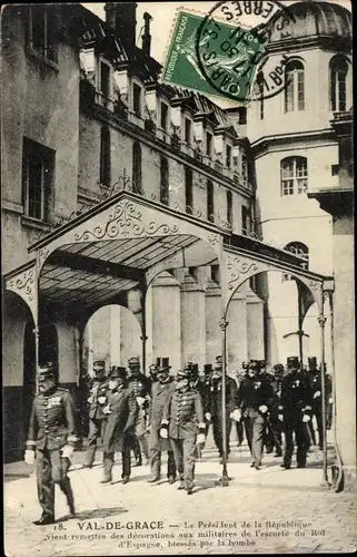 Ak Paris V., Val de Grace, President de la Republique vient remettre des decorations aus militaires