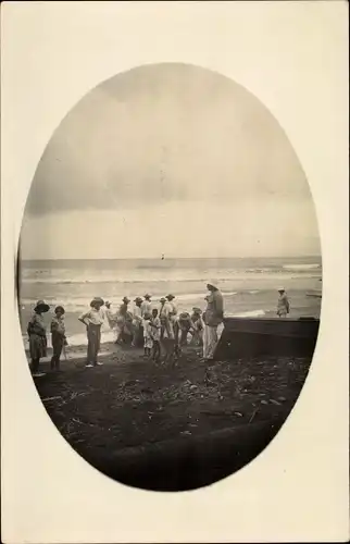Foto Ak Martinique, Menschen am Strand, Ruderboot