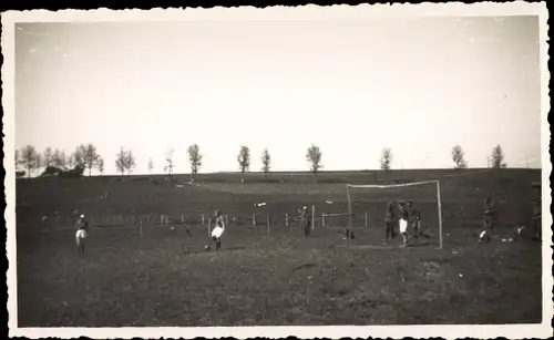 Foto Ak Cagny les Amiens Somme, Kinder spielen Fußball, Fußballspielplatz