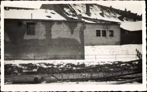 Foto Ak Cagny les Amiens Somme, Wohnhaus, Winterszene, Fluss