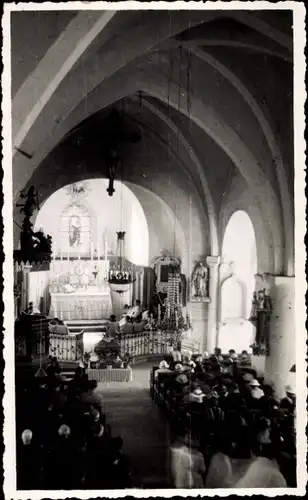 Foto Ak Cagny les Amiens Somme, Inneres einer Kirche, Gottesdienst