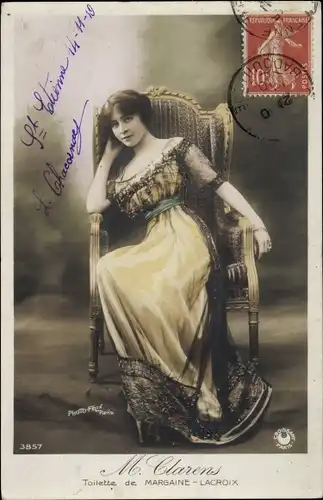 Ak Schauspielerin Juliette Clarens, Portrait im Kleid von Margaine Lacroix