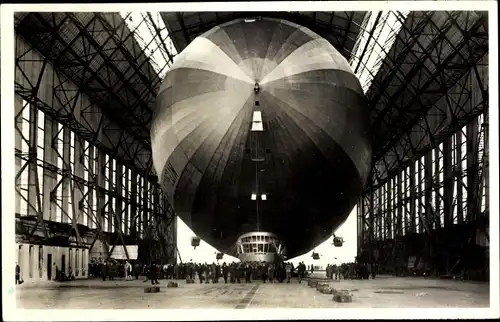 Ak Friedrichshafen am Bodensee, Luftschiff LZ 127 Graf Zeppelin, Einbringen in die Luftschiffhalle