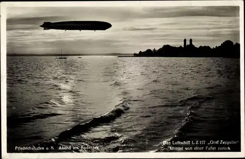 Ak Zeppelin Luftschiff LZ 127 Graf Zeppelin kommt am Abend von einer Fahrt zurück