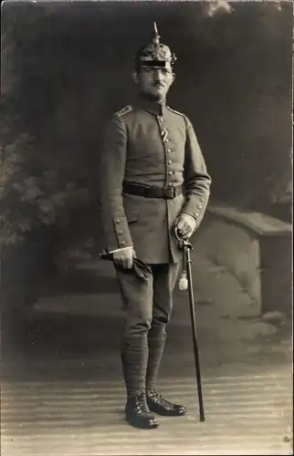 Foto Ak Deutscher Soldat in Uniform, Standportrait, Pickelhaube