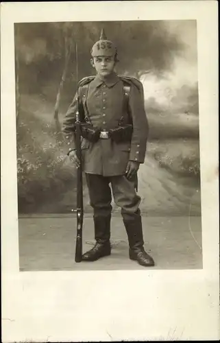 Foto Ak Deutscher Soldat in Uniform, Standportrait, Pickelhaube, Regiment 152