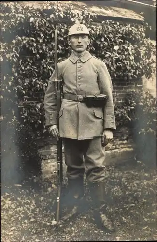 Foto Ak Deutscher Soldat in Uniform, Standportrait, Pickelhaube, Bajonett, Regiment 62