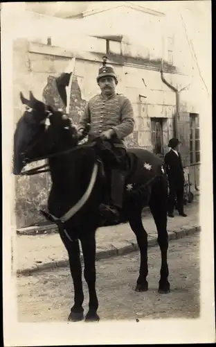 Foto Ak Französischer Soldat in Uniform auf einem Pferd, Husar