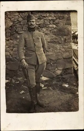 Foto Ak Französischer Soldat in Uniform, Standportrait, Orden, I WK