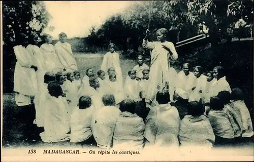 Ak Madagaskar, La classe de chant en plein air, on répète les cantiques