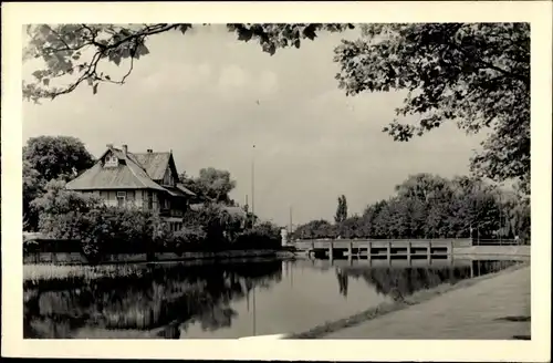 Ak Uelzen in Niedersachsen, Partie am Wasser, Hausansicht