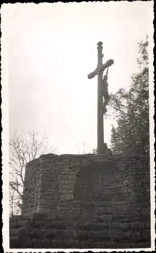 Foto Ak Cagny les Amiens Somme, Kreuz, Waldkapelle