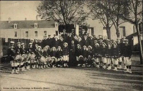 Ak Montmédy Lothringen Meuse, Kinder in Uniformen, Geistlicher, Trommeln