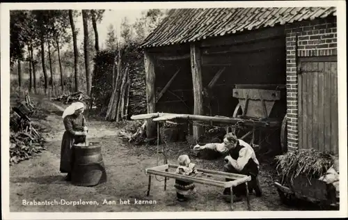 Ak Nordbrabant, Dorpsleven, Aan het karnen