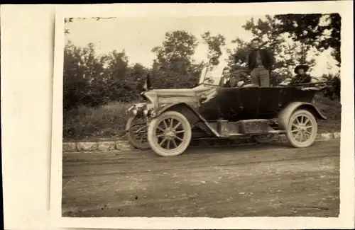 Foto Ak Zwei Männer und eine Frau in einem Automobil mit offenem Verdeck