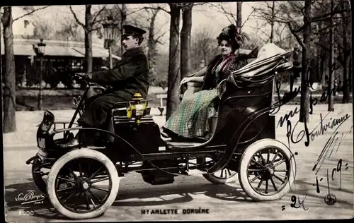Ak Schauspielerin Arlette Dorgere mit Chauffeur in einem Automobil