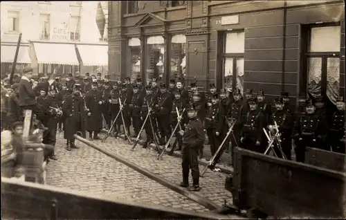 Ak Bruxelles Brüssel, Militäraufzug in der Brouwerstraat, Rue des Brasseurs