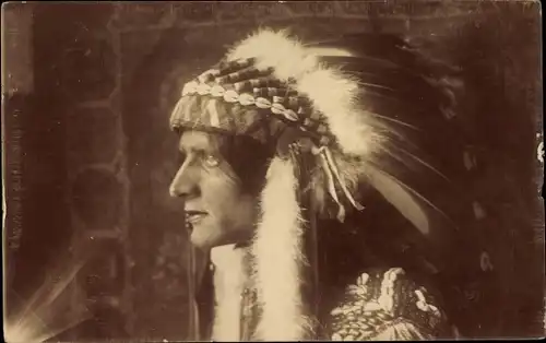Ak Portrait von einem Indianer, Federschmuck