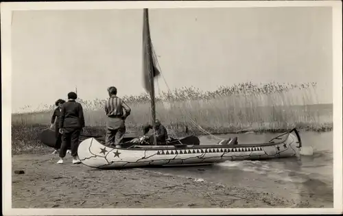 Foto Ak Personen mit Kanus am Ufer