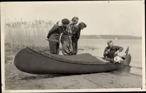 Foto Ak Männer und Frauen mit Kanu am Ufer, P. Ally