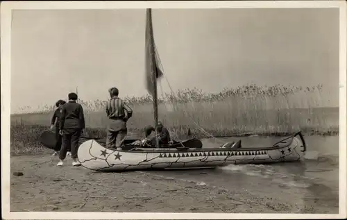 Foto Ak Personen mit Kanus am Ufer