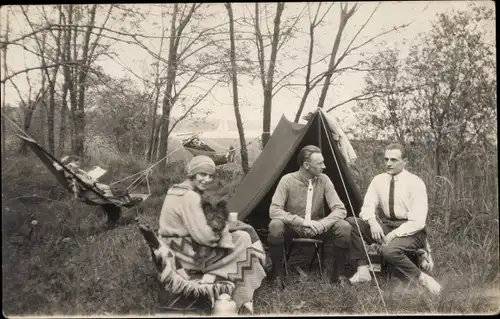 Foto Ak Männer und Frauen mit Zelt und Hängematten