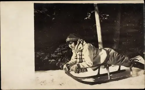 Foto Ak Frau auf einem Schlitten liegend 1913