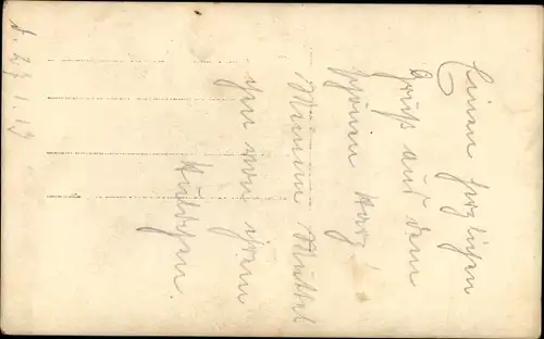 Foto Ak Frau auf einem Schlitten liegend 1913