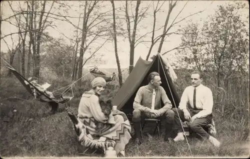 Foto Ak Männer und Frauen mit Zelt und Hängematten