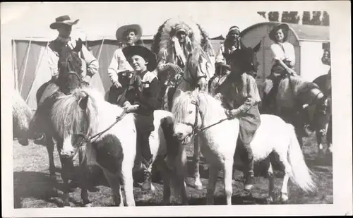 Foto Ak Mann und Frau in Indianerkostümen, Cowboys, Zirkuszelt, Pferde, Ponys, Artisten