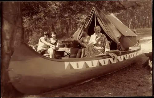 Foto Ak Männer und Frauen vor einem Zelt, Kanu, Koffer