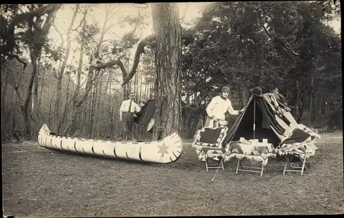Foto Ak Mann und Frau mit Zelt und Kanu