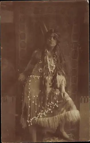 Foto Ak Portrait Frau im Indianerkostüm, Indianerin