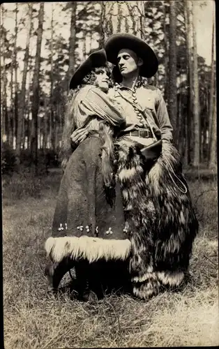 Foto Ak Mann und Frau als Cowboy und Indianerin, Wild West Schauspiel 1920