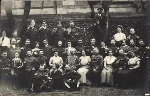 Foto Ak Deutsche Soldaten in Uniform, Frauen, Gruppenbild, Festgesellschaft
