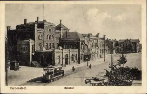 Ak Halberstadt in Sachsen Anhalt, Bahnhofsgebäude, straßenseitig, Straßenbahn