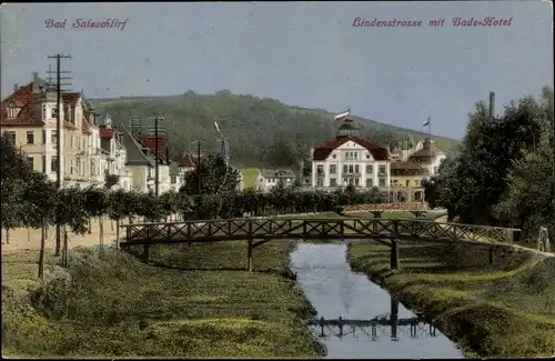 Ak Bad Salzschlirf in Hessen, Lindenstraße mit Badehotel, Holzbrücke