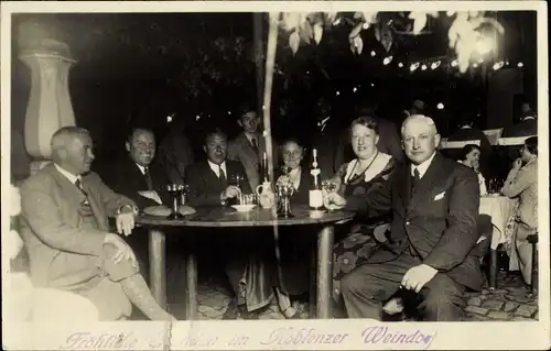 Foto Ak Koblenz am Rhein, Weindorf Koblenz, Weinrestaurant, Gäste