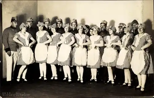 Foto Ak München Bayern, Gruppenportrait, Soldaten mit Frauen in gestreiften Kleidern mit Schürze