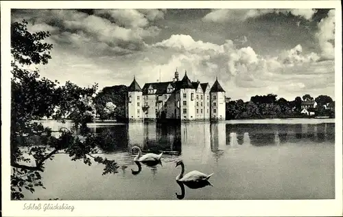 Ak Ostseebad Glücksburg, Schloss, Schwäne auf dem Wasser