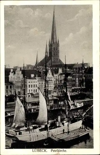 Ak Lübeck, Segelschiff im Hafen vor der Petri Kirche