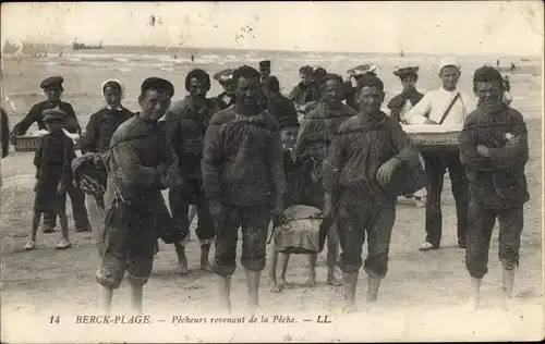 Ak Berck Plage Pas de Calais, Pecheurs revenant de la Peche