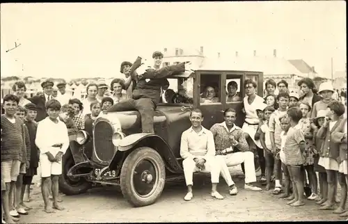 Foto Ak Personen vor, in und auf einem Automobil