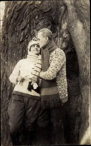 Foto Ak Mann und Frau in Strickpullovern vor einem Baum, Portrait 1920