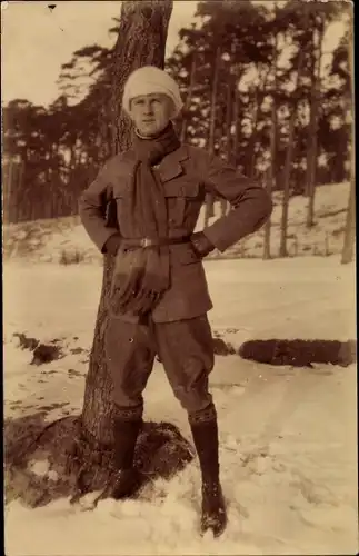 Foto Ak Mann mit Hut und Schal im Schnee, Portrait