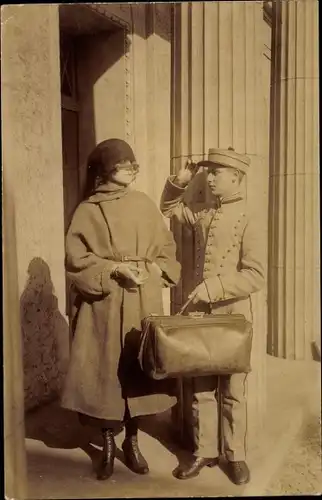 Foto Ak Frau mit Hut und Mantel, Kofferträger, Portrait