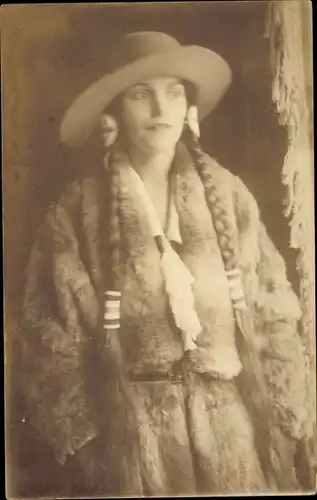 Foto Ak Portrait einer Frau als Indianerin im Fellmantel, Wild West Schauspiel