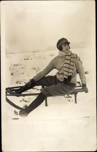 Foto Ak Frau im Strickpullover auf einem Schlitten, Portrait 1919