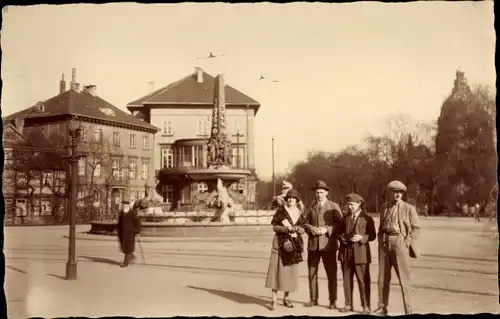 Foto Ak Gruppenbild, Platz, Springbrunnen, Stadtansicht, Hatty and Mac Deece